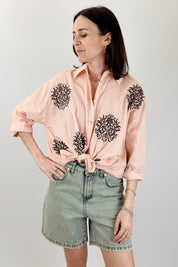 Camicia con nodo e ricami