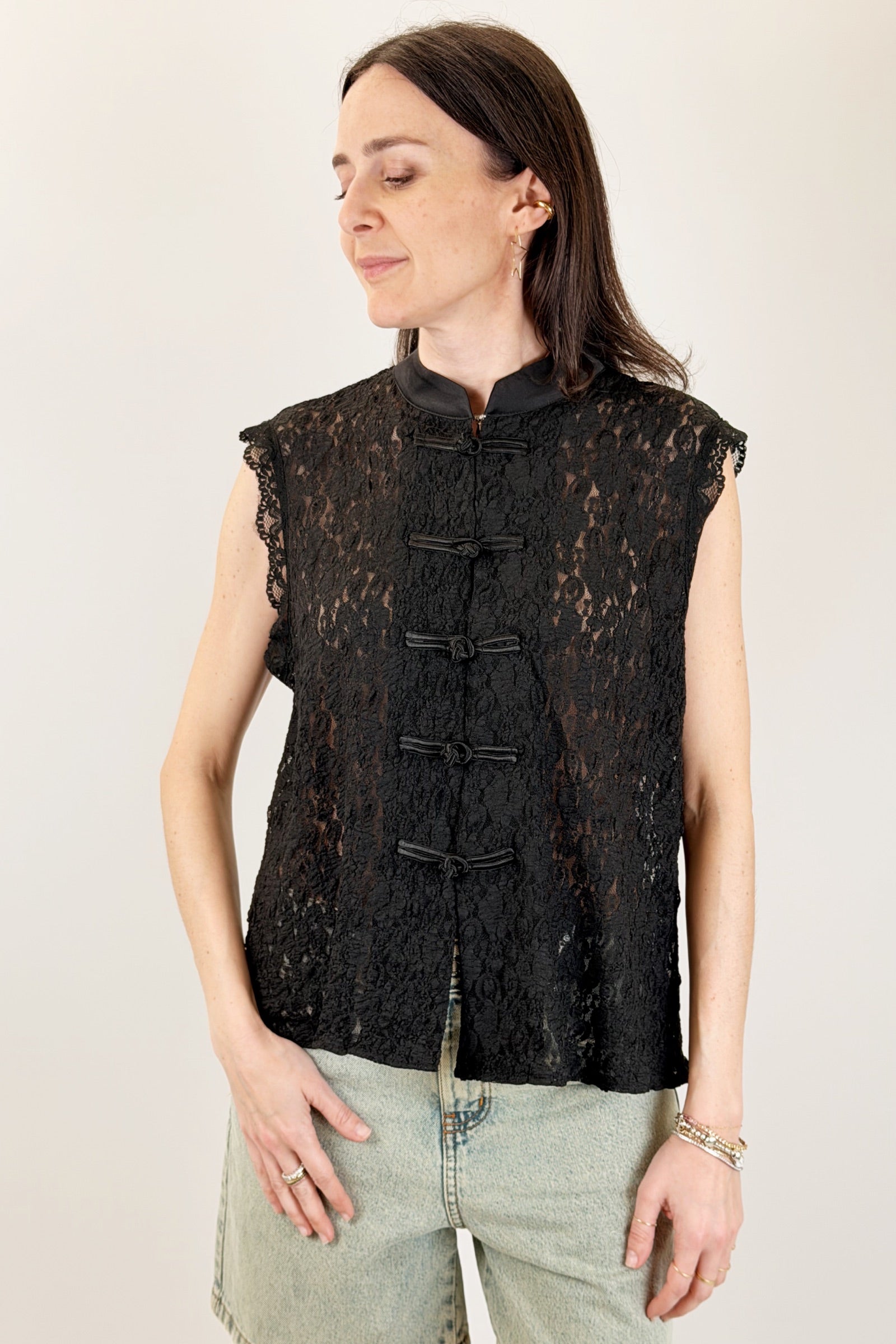 Top pizzo con alamari