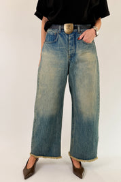Jeans sfrangiato con cintura