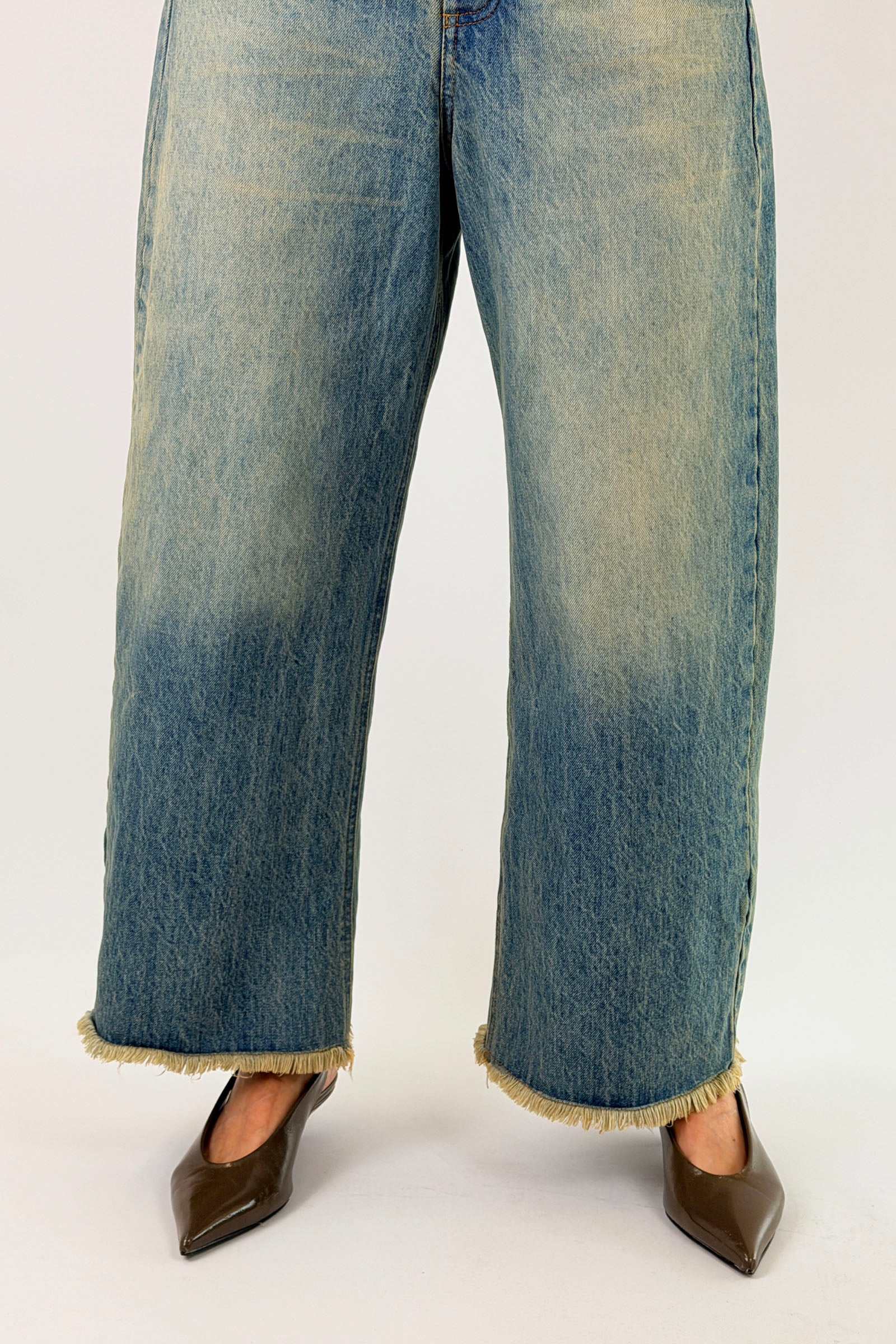 Jeans sfrangiato con cintura