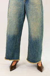 Jeans sfrangiato con cintura