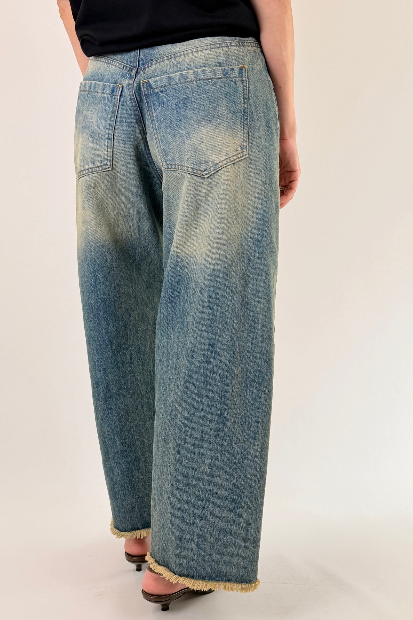 Jeans sfrangiato con cintura
