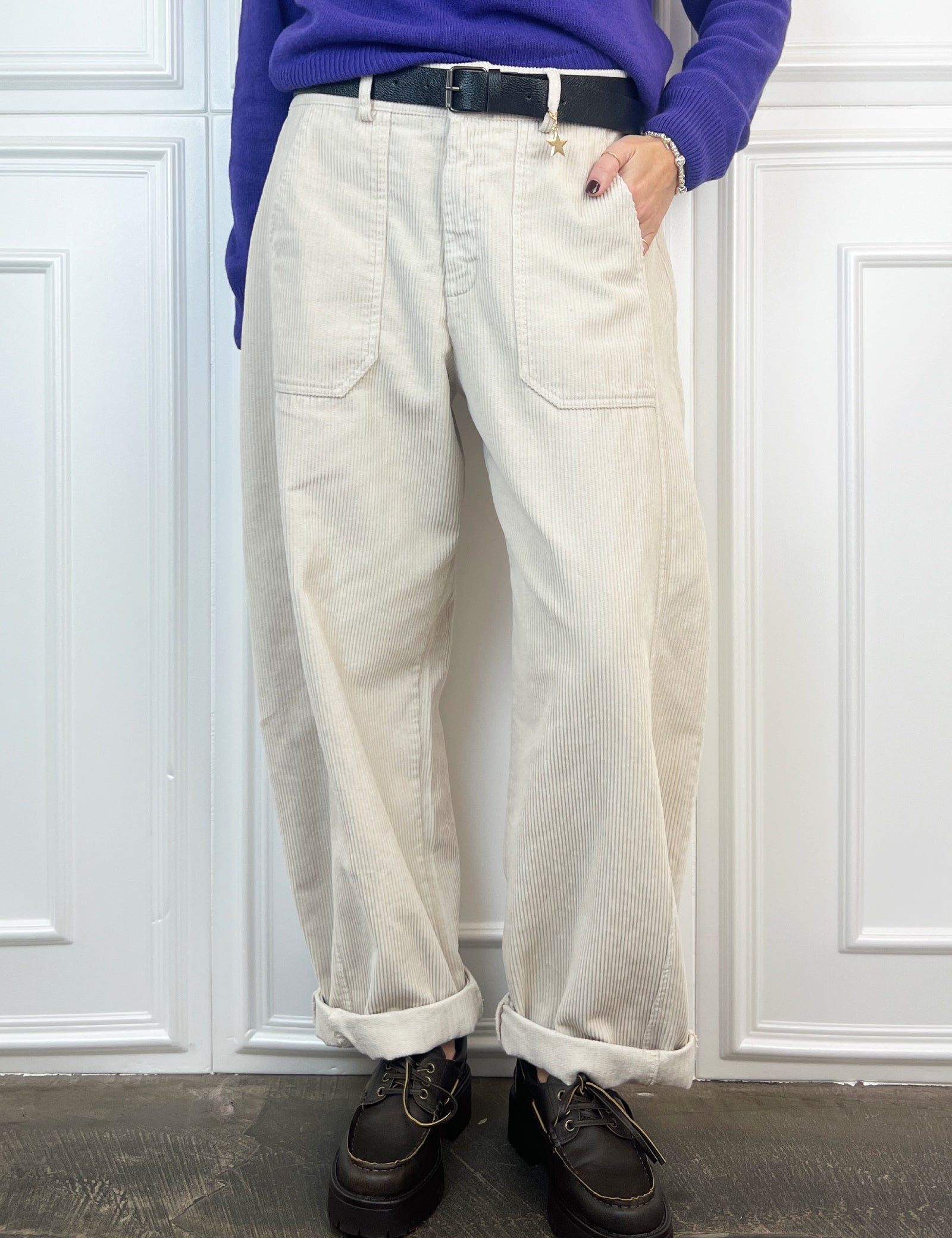 Foto indossata frontale di pantalone in velluto a coste panna modello carrot, Susy Mix, 59054p