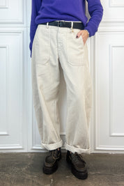 Foto indossata frontale di pantalone in velluto a coste panna modello carrot, Susy Mix, 59054p