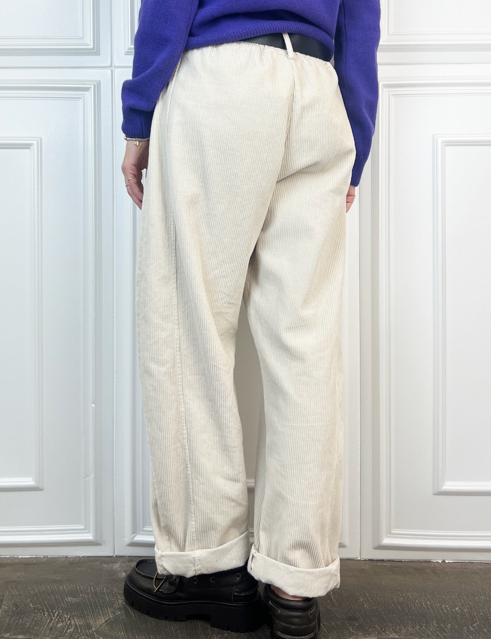 Foto indossata dietro di pantalone in velluto a coste panna modello carrot, Susy Mix, 59054p