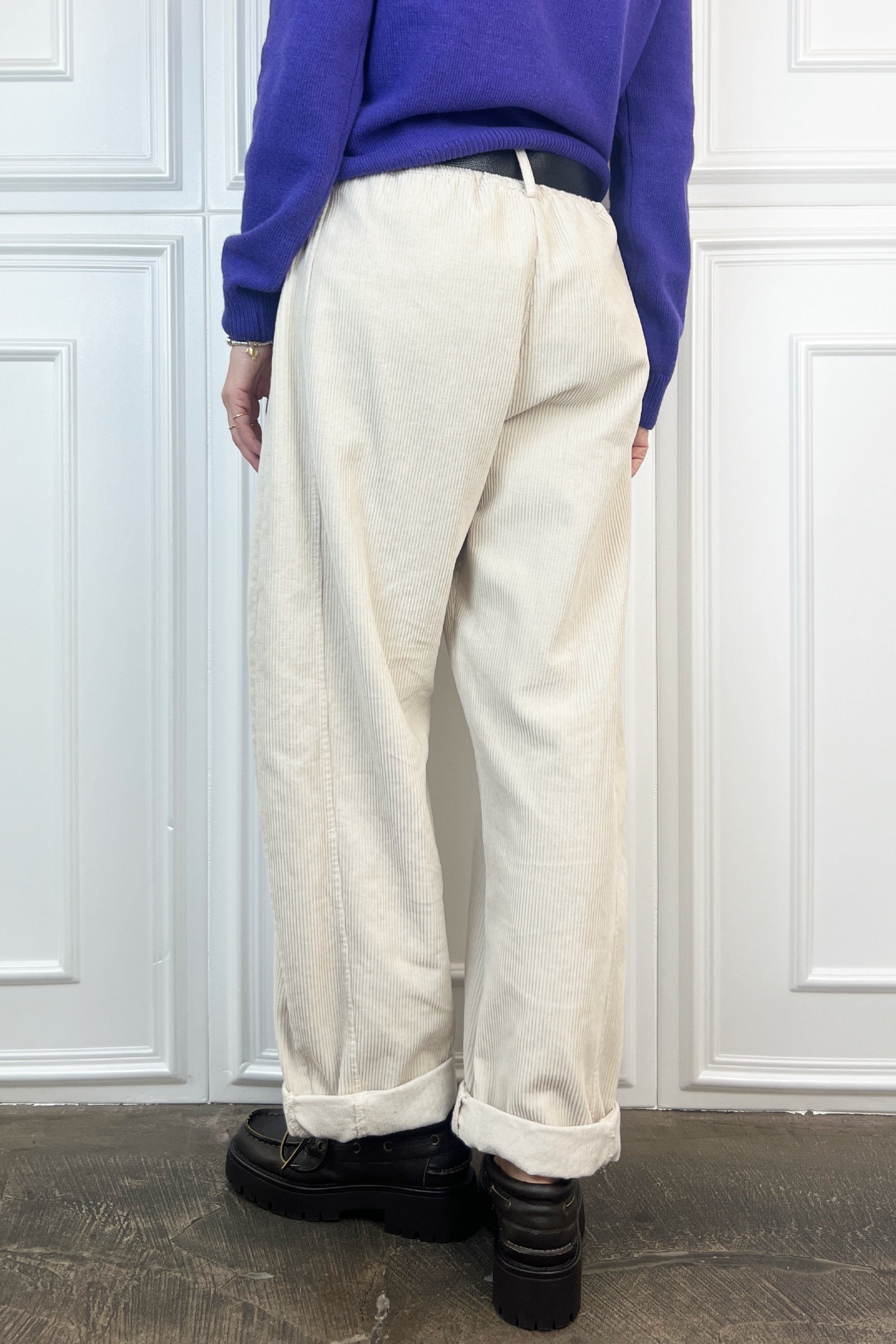 Foto indossata dietro di pantalone in velluto a coste panna modello carrot, Susy Mix, 59054p