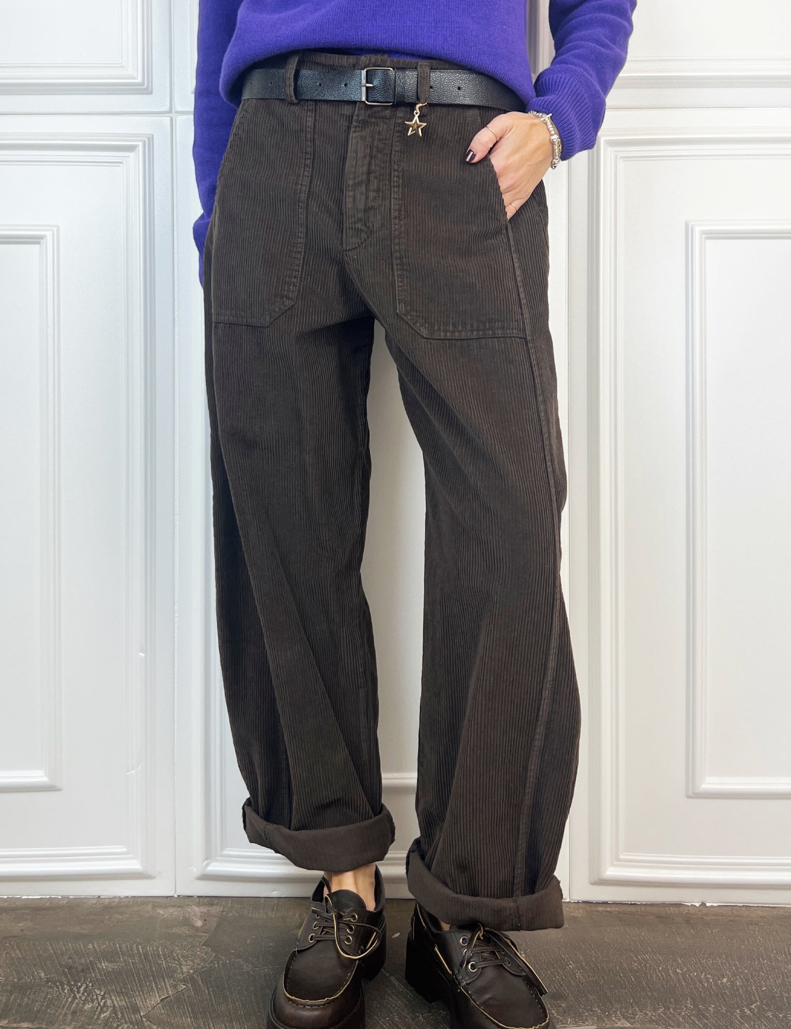 Foto indossata frontale di pantalone in velluto a coste marrone modello carrot, Susy Mix, 59054p