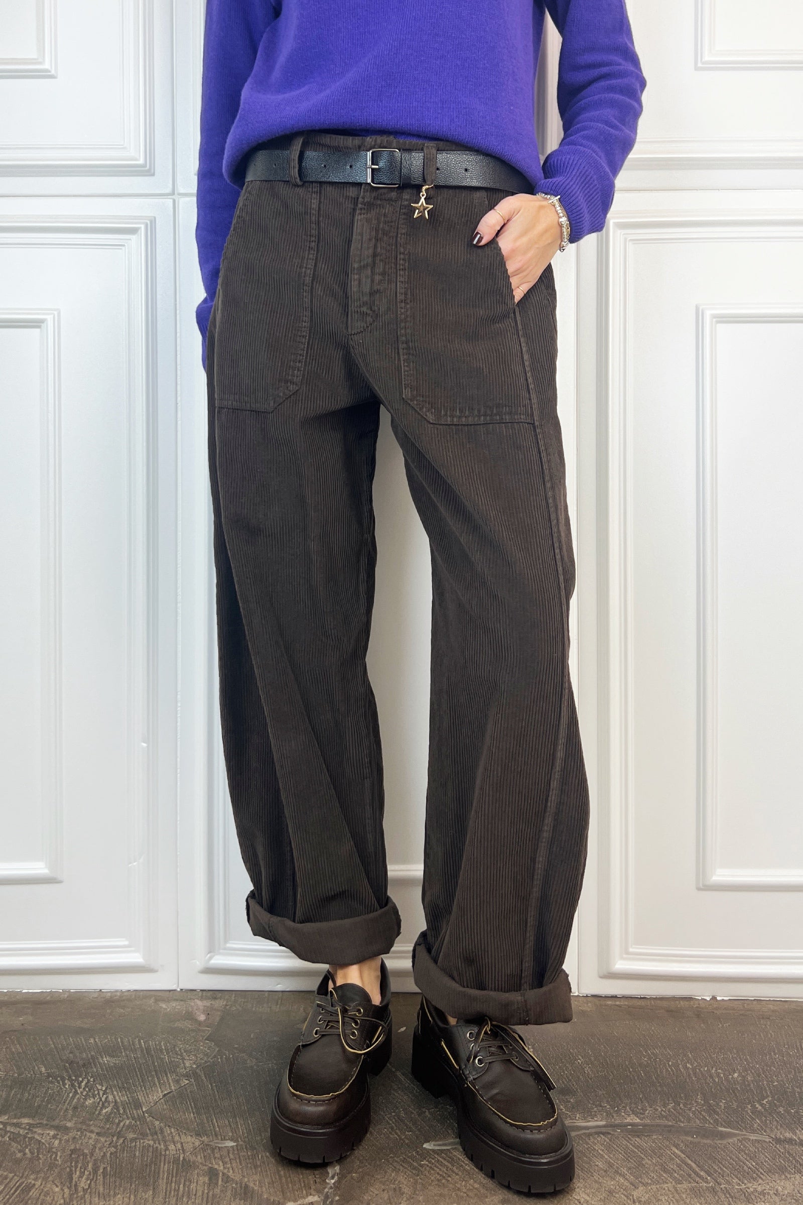 Foto indossata frontale di pantalone in velluto a coste marrone modello carrot, Susy Mix, 59054p