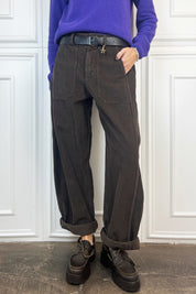 Foto indossata frontale di pantalone in velluto a coste marrone modello carrot, Susy Mix, 59054p