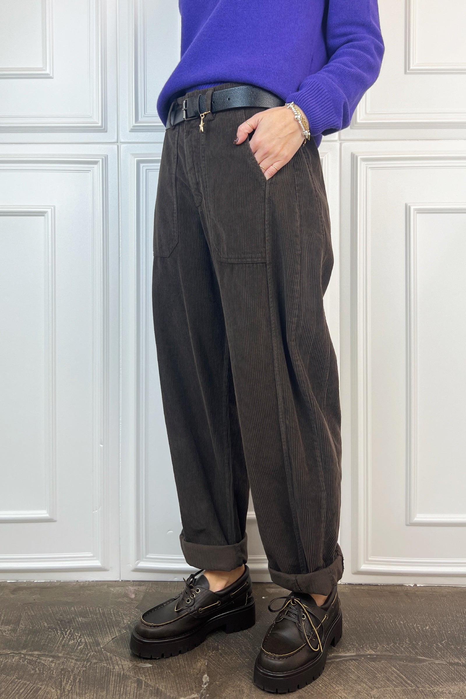 Foto indossata frontale di pantalone in velluto a coste marrone modello carrot, Susy Mix, 59054p