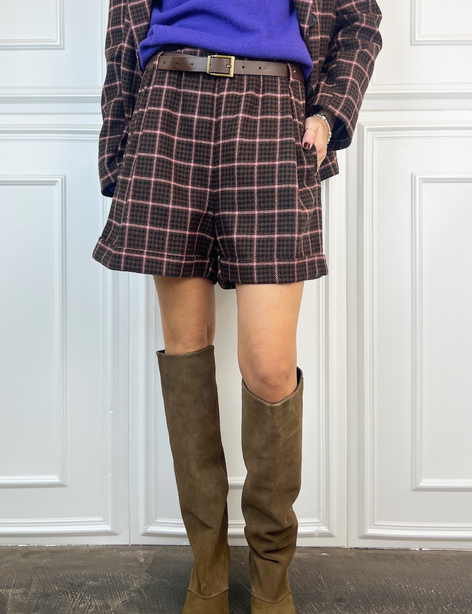 Foto indossata frontale di pantaloncino in lana a quadri marrone e rosa, pantaloncino Tensione in 26S1583