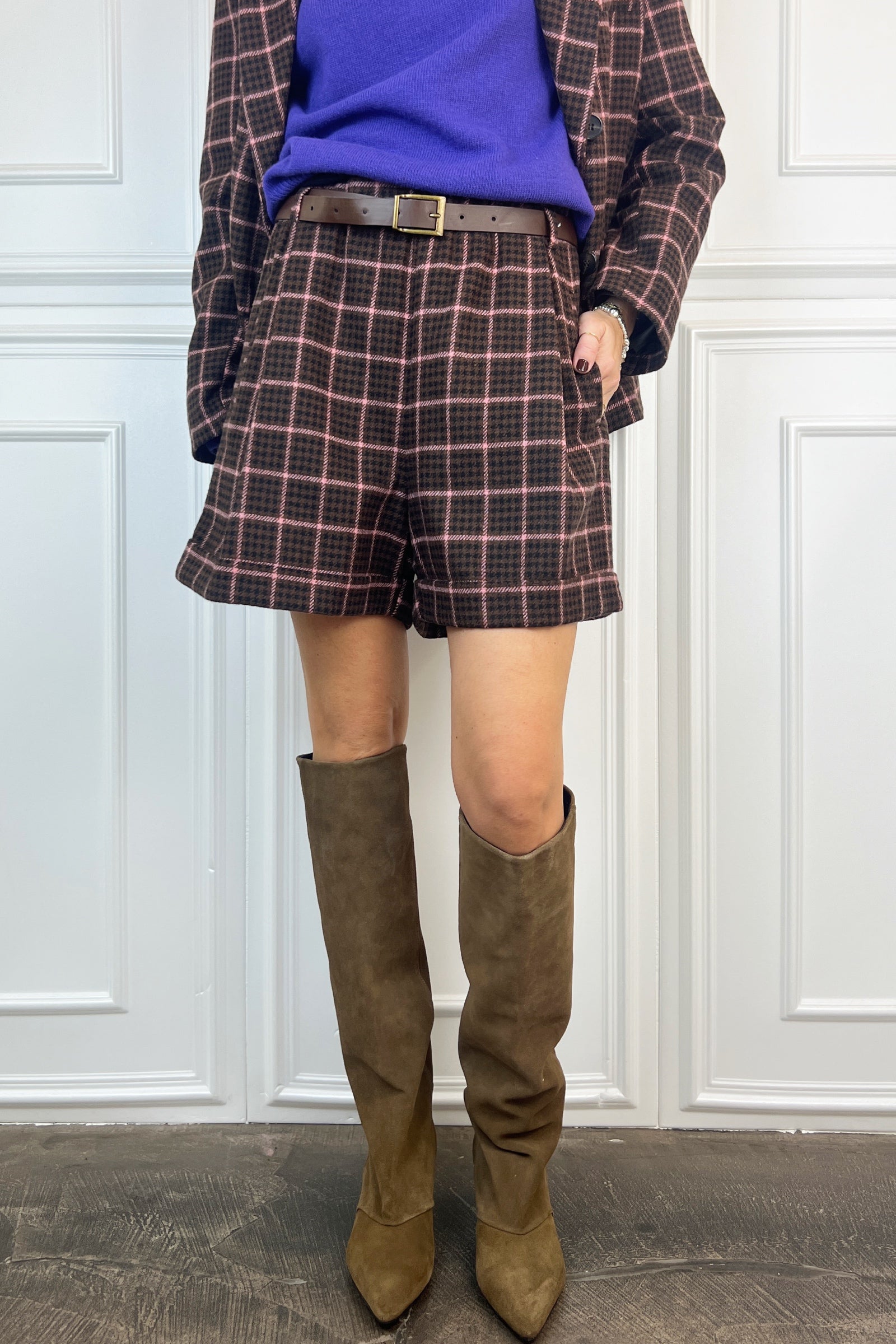 Foto indossata frontale di pantaloncino in lana a quadri marrone e rosa, pantaloncino Tensione in 26S1583