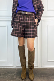 Foto indossata frontale di pantaloncino in lana a quadri marrone e rosa, pantaloncino Tensione in 26S1583