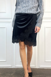 foto indossata di minigonna nera in velluto con bordo in pizzo, minigonna lingerie FW250097, minigonna incrociata Tensione In