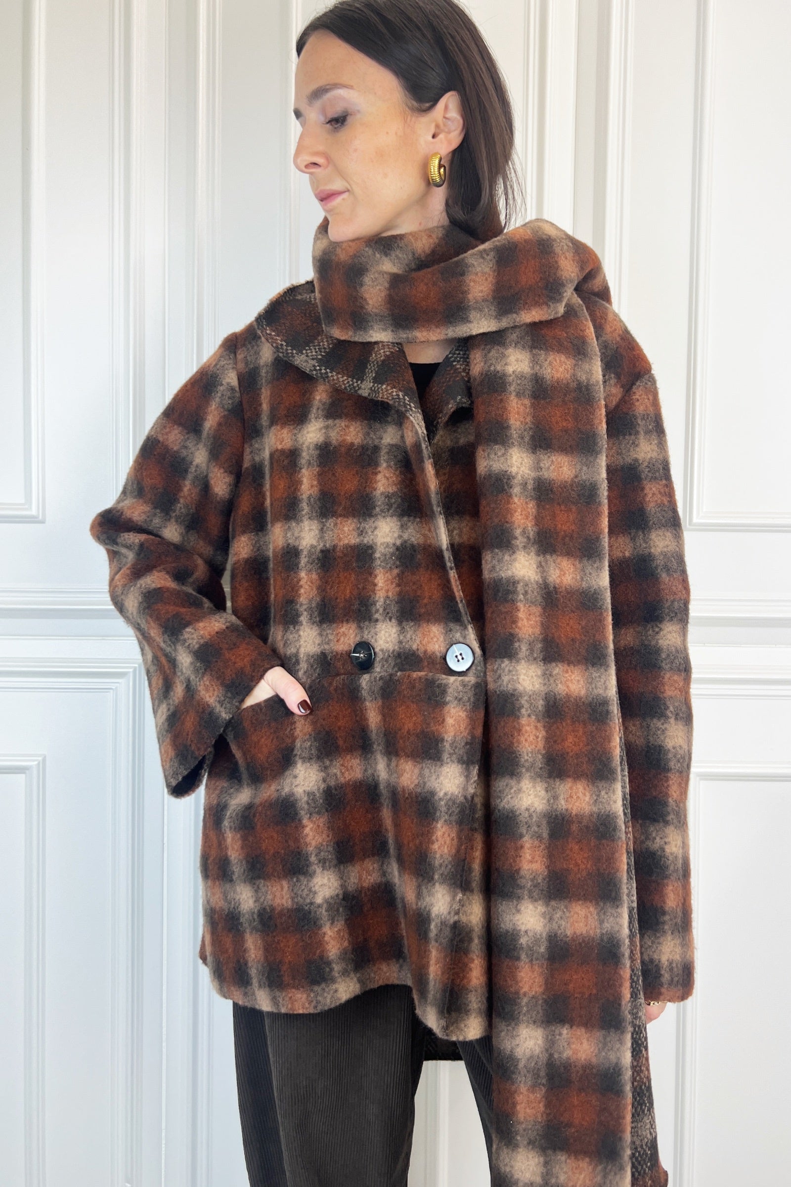 Cappotto a quadri con sciarpa