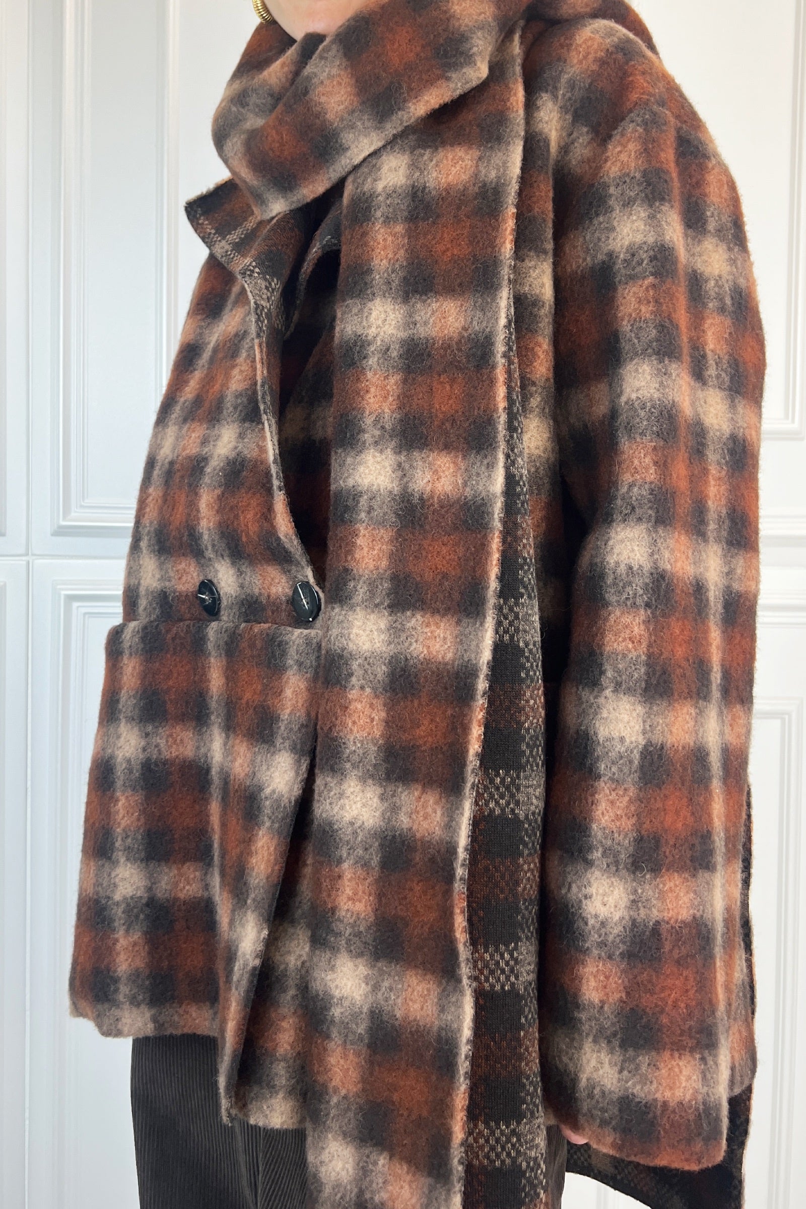 Cappotto a quadri con sciarpa