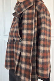 Cappotto a quadri con sciarpa