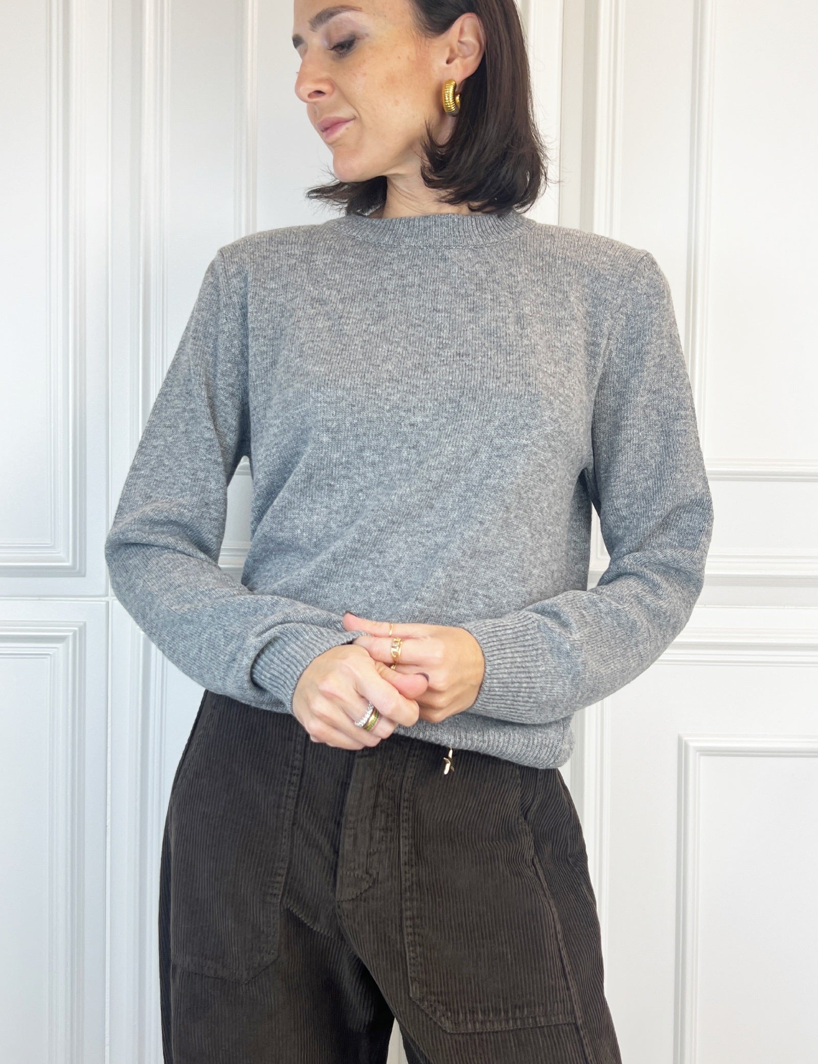 foto indossata di maglia viola in lana e alpaca con spalline colore grigio, maglia con spalline Tensione In, modello D81026-APP5