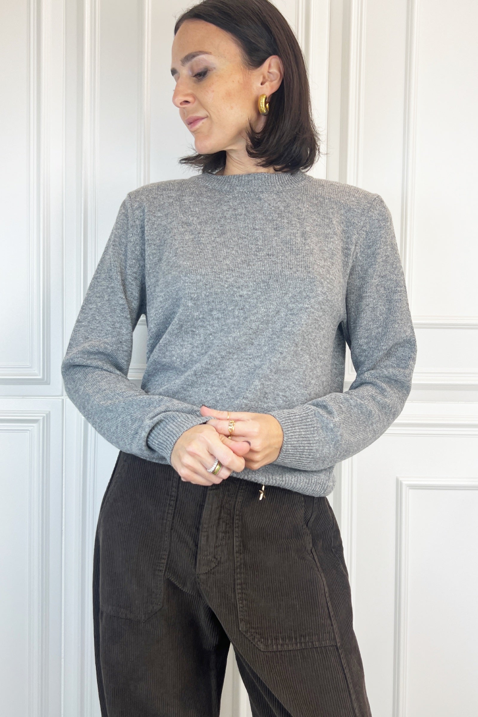 foto indossata di maglia viola in lana e alpaca con spalline colore grigio, maglia con spalline Tensione In, modello D81026-APP5