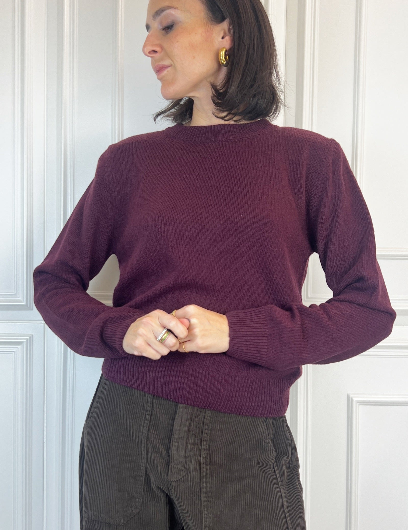 foto indossata di maglia viola in lana e alpaca con spalline colore bordeaux, maglia con spalline Tensione In, modello D81026-APP5