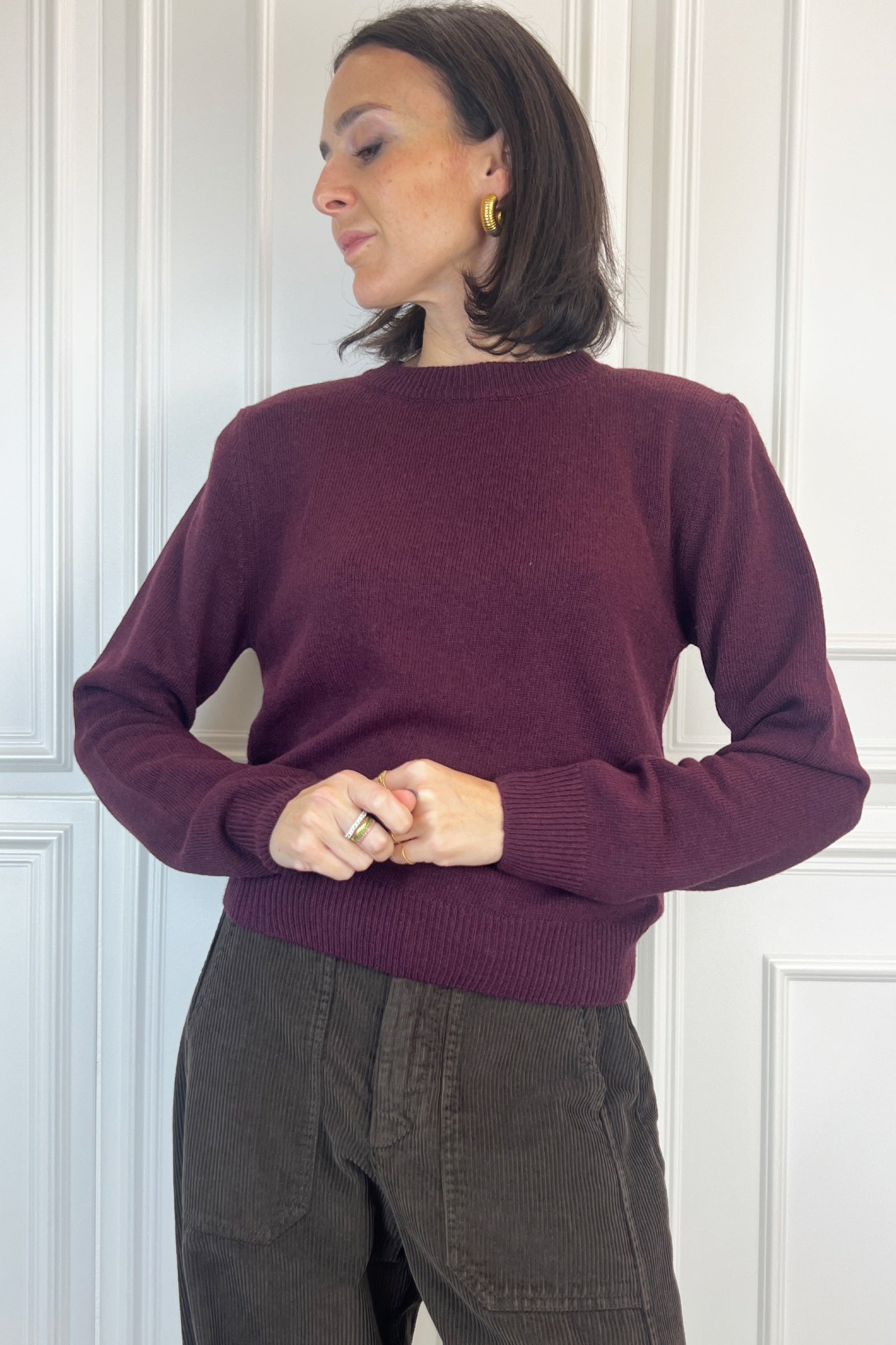 foto indossata di maglia viola in lana e alpaca con spalline colore bordeaux, maglia con spalline Tensione In, modello D81026-APP5