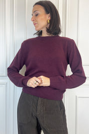 foto indossata di maglia viola in lana e alpaca con spalline colore bordeaux, maglia con spalline Tensione In, modello D81026-APP5