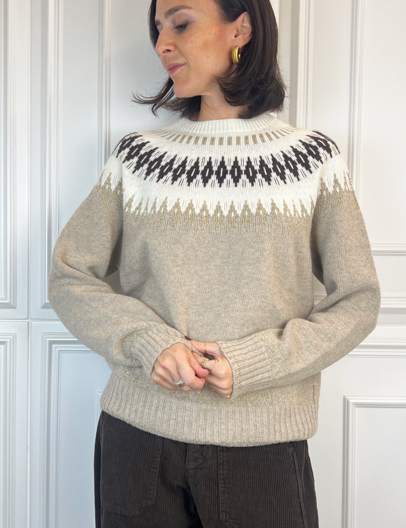 foto indossata frontale di maglia jaquard beige di Tensione IN, modello D78963