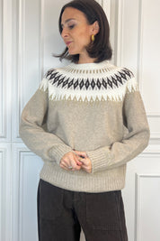 foto indossata frontale di maglia jaquard beige di Tensione IN, modello D78963