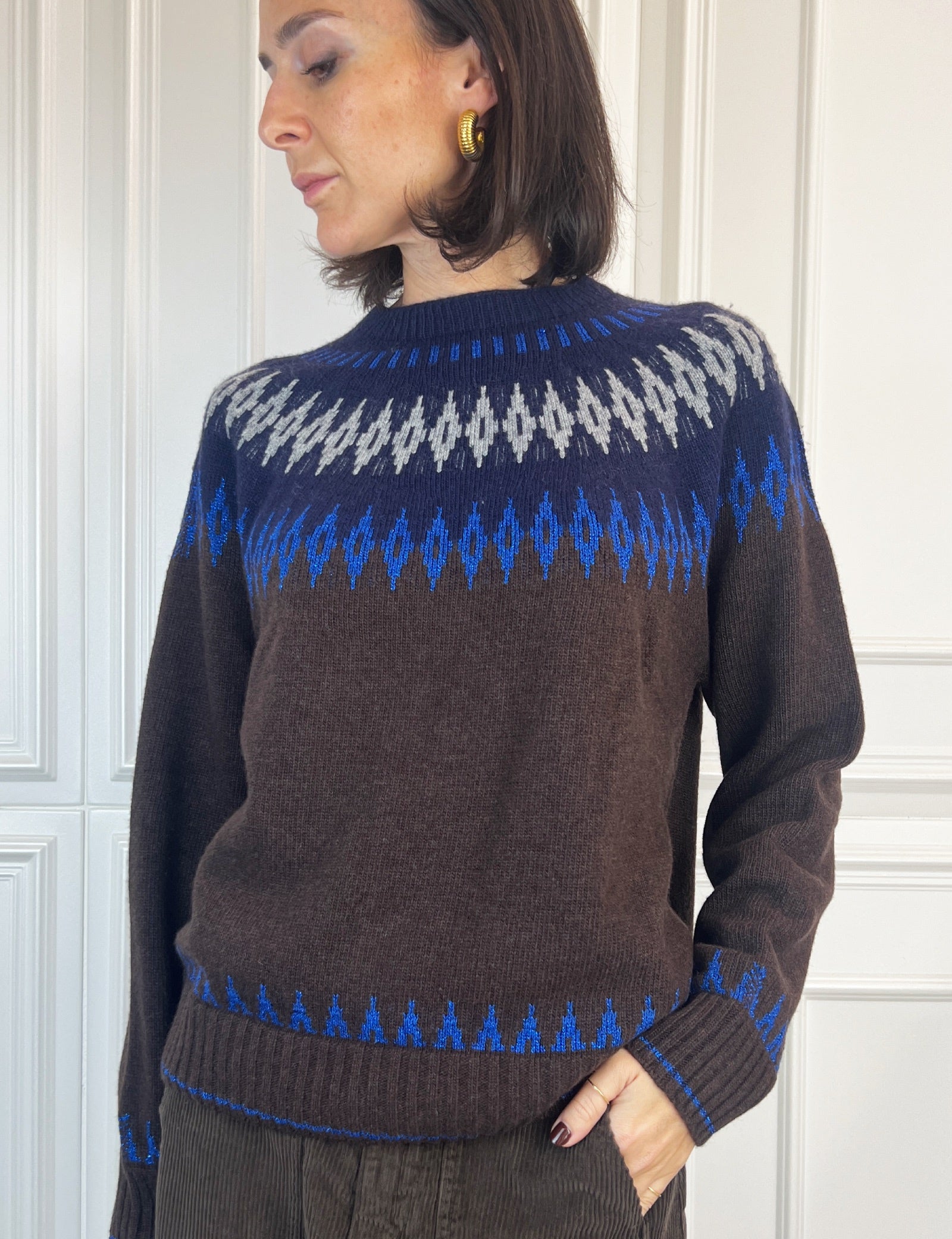 foto indossata frontale di maglia jaquard marrone e blu di Tensione IN, modello D78963