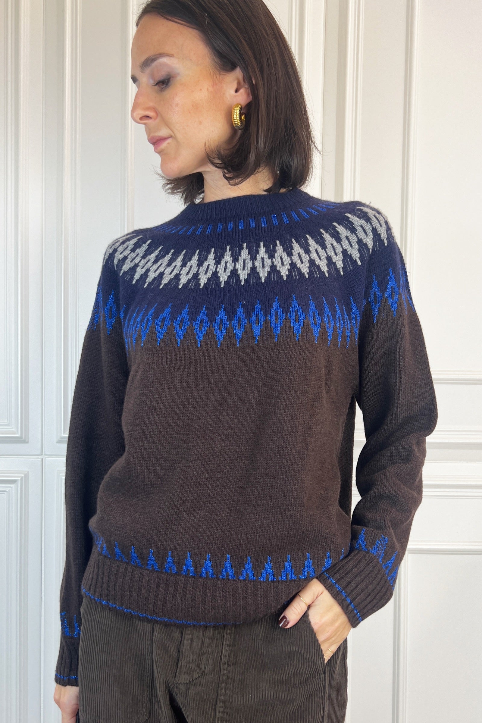 foto indossata frontale di maglia jaquard marrone e blu di Tensione IN, modello D78963