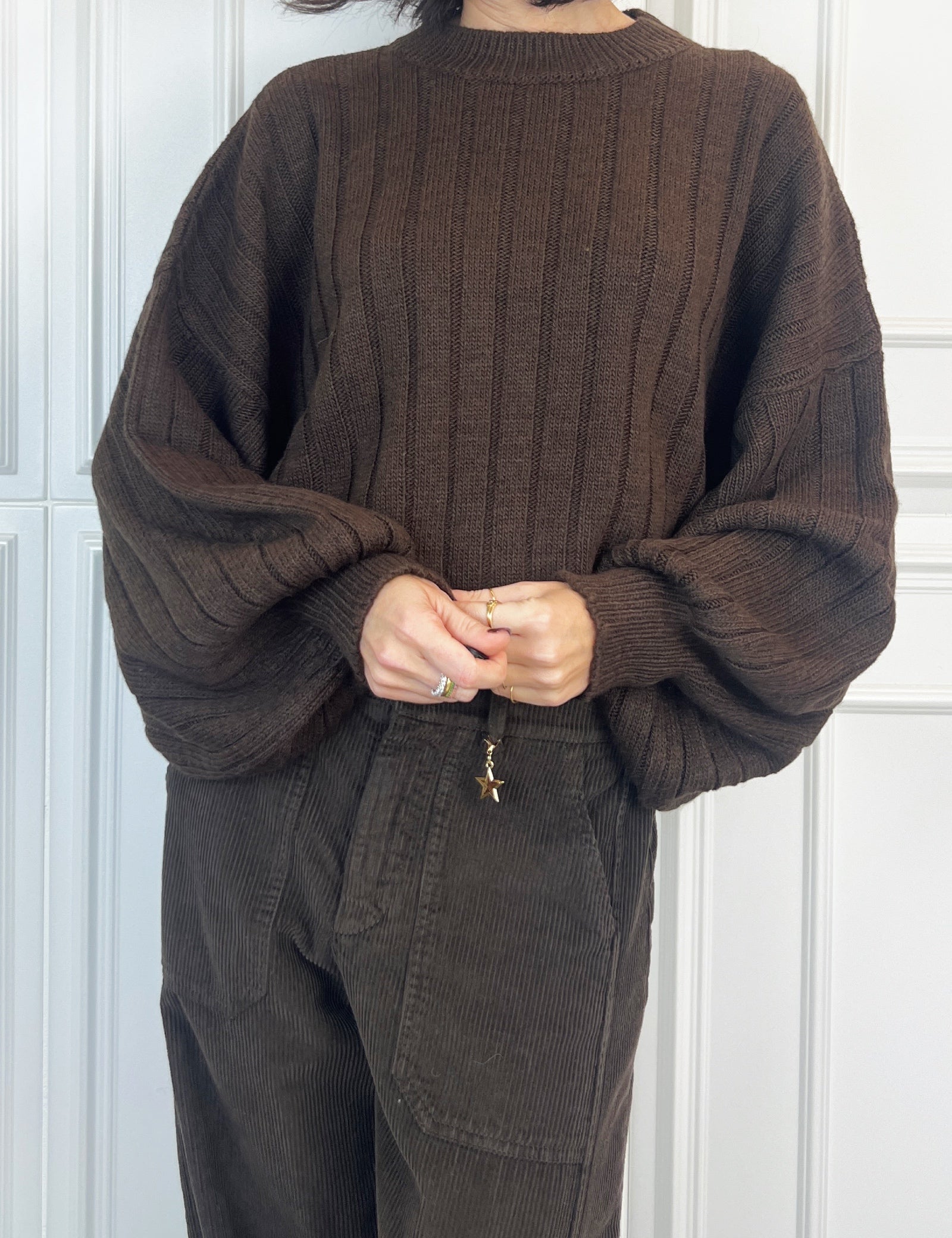 MHO-P312, foto indossata di maglia crop haveone marrone con manica ampia