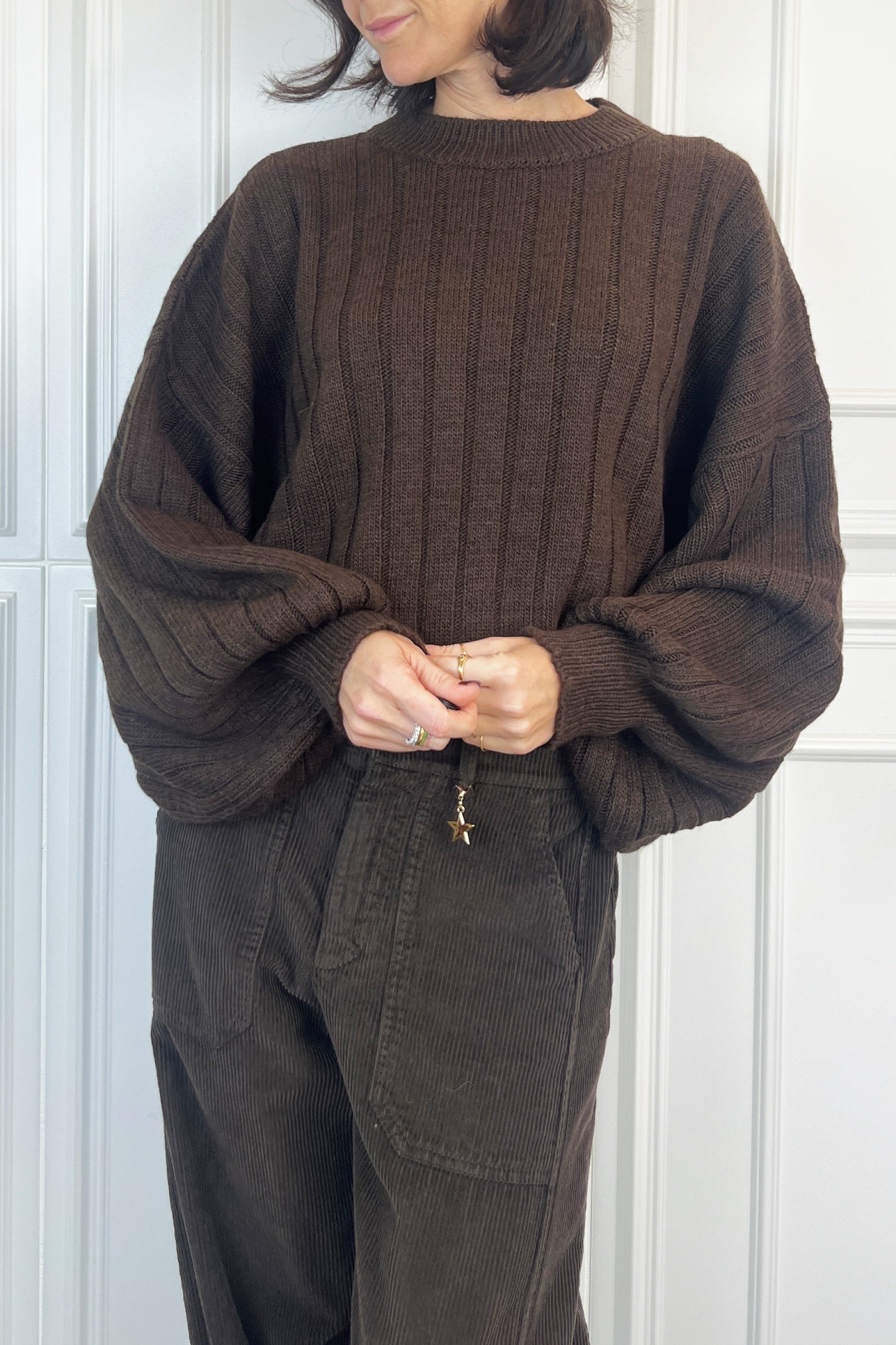 MHO-P312, foto indossata di maglia crop haveone marrone con manica ampia