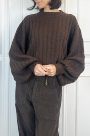 MHO-P312, foto indossata di maglia crop haveone marrone con manica ampia