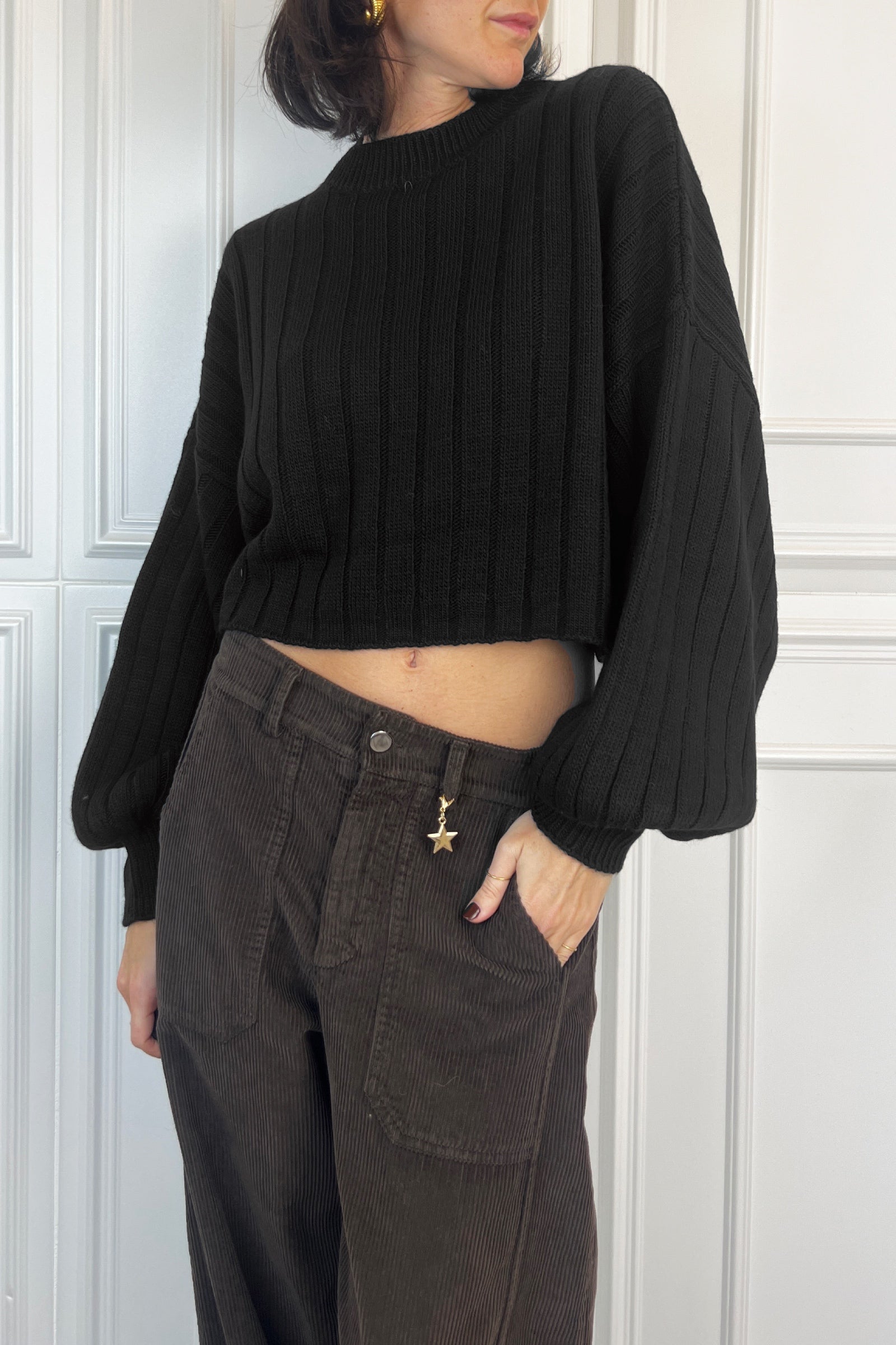 MHO-P312, foto indossata di maglia crop haveone nera con manica ampia