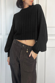 MHO-P312, foto indossata di maglia crop haveone nera con manica ampia