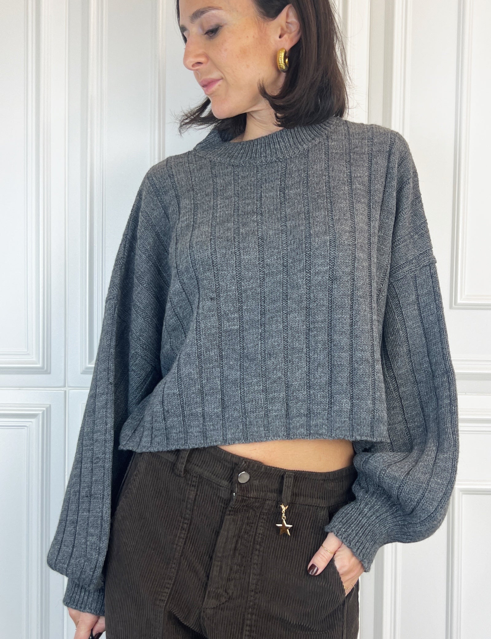 MHO-P312, foto indossata di maglia crop haveone grigia con manica ampia