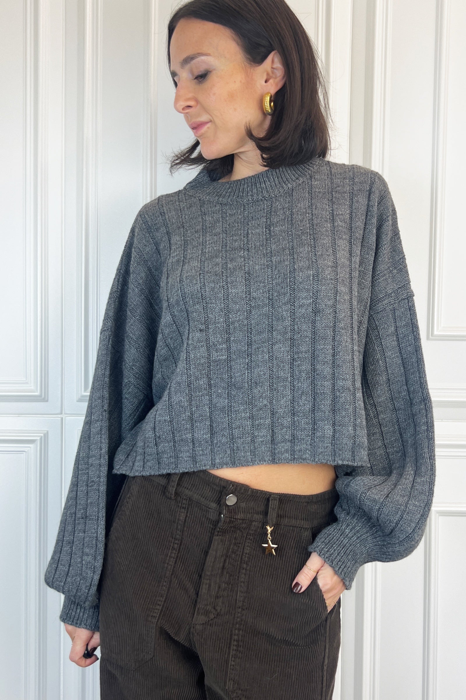 MHO-P312, foto indossata di maglia crop haveone grigia con manica ampia