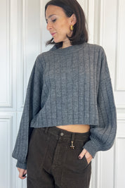 MHO-P312, foto indossata di maglia crop haveone grigia con manica ampia