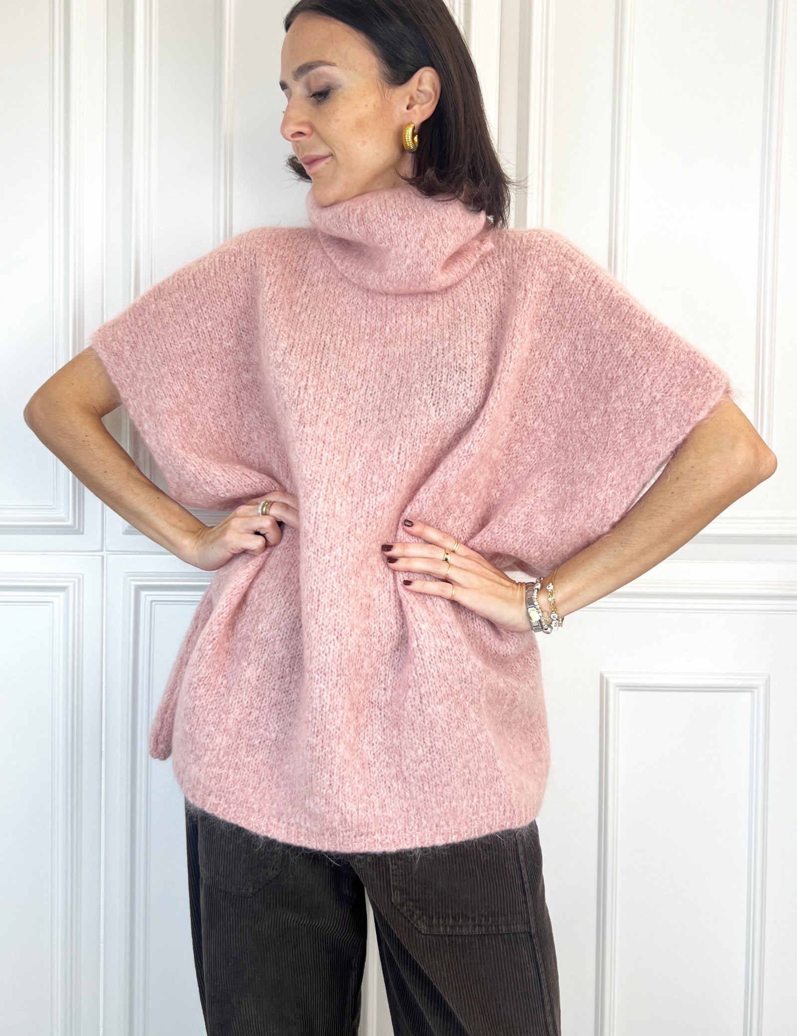 FOTO INDOSSATA DI MAXI GILET IN MOHAIR ROSA COLLO ALTO, GILET HAVEONE MJE-P223