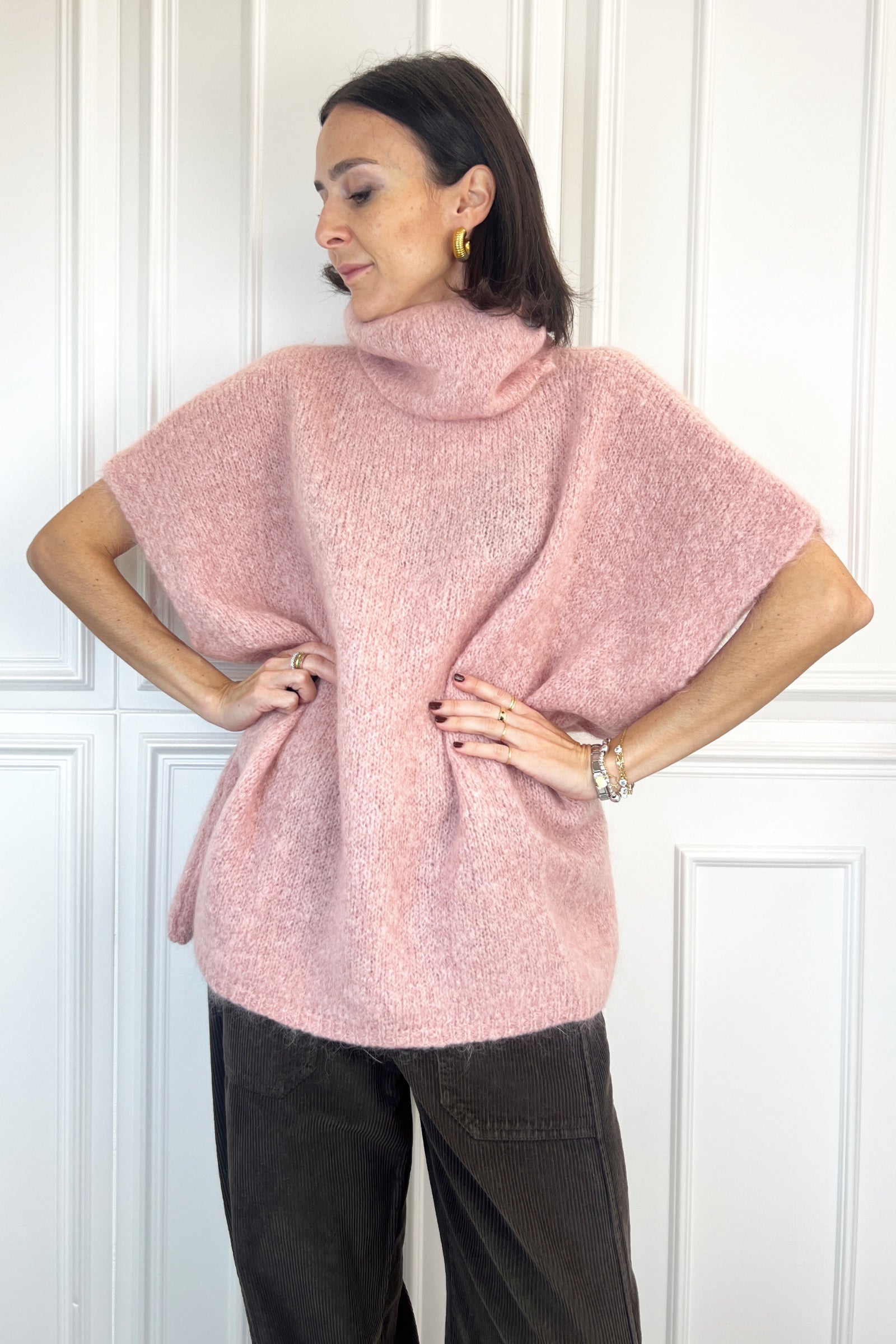 FOTO INDOSSATA DI MAXI GILET IN MOHAIR ROSA COLLO ALTO, GILET HAVEONE MJE-P223