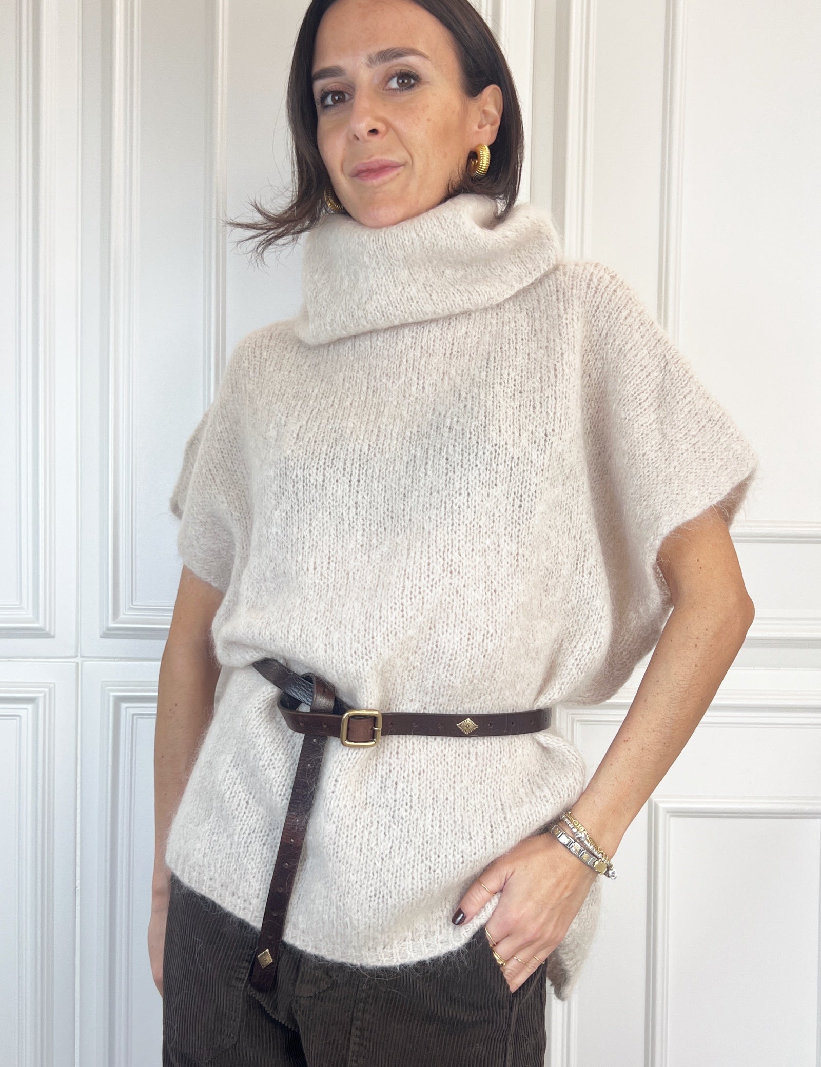 FOTO INDOSSATA DI MAXI GILET IN MOHAIR BEIGE COLLO ALTO, GILET HAVEONE MJE-P223