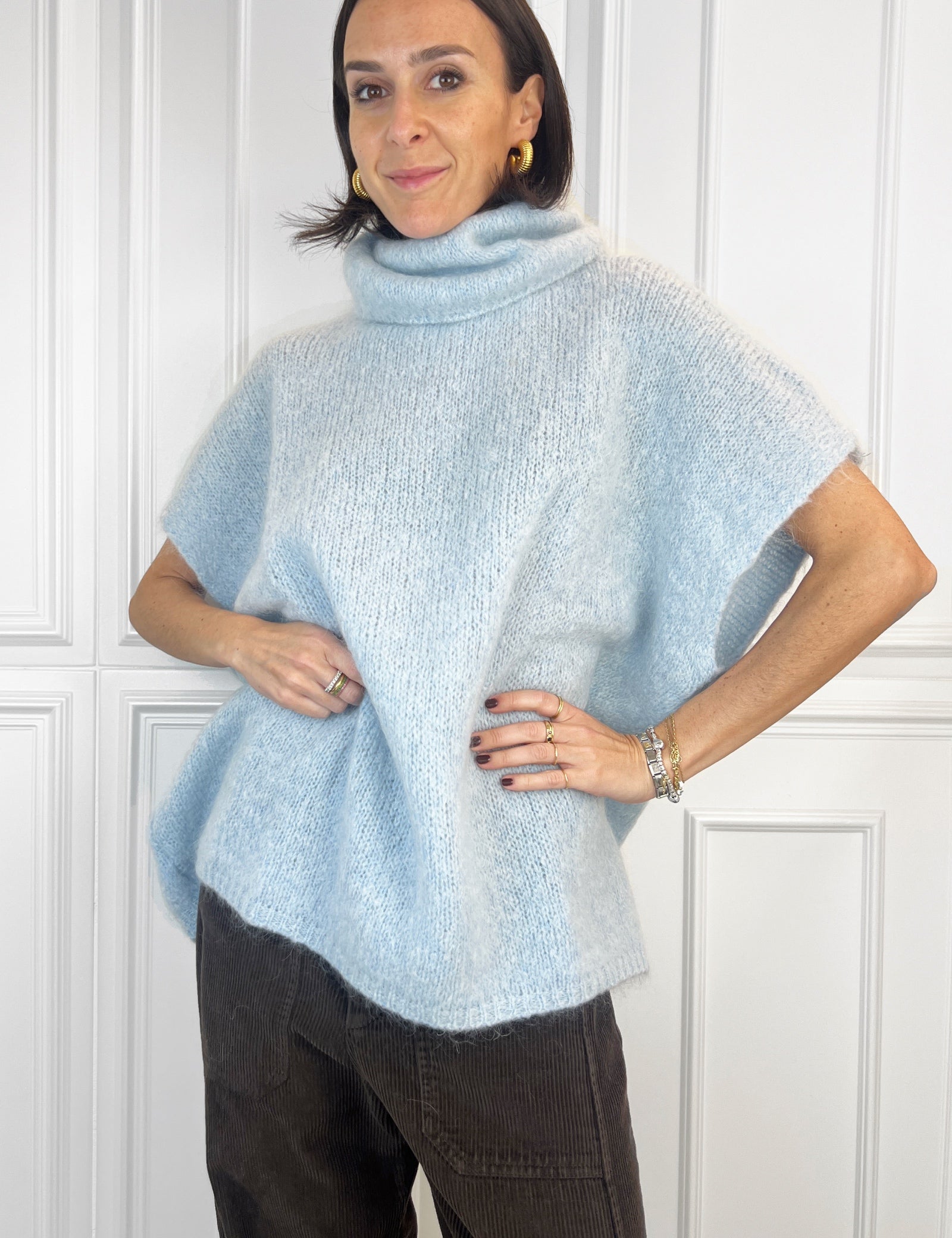 FOTO INDOSSATA DI MAXI GILET IN MOHAIR AZZURRO COLLO ALTO, GILET HAVEONE MJE-P223