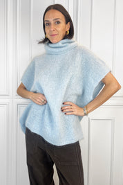 FOTO INDOSSATA DI MAXI GILET IN MOHAIR AZZURRO COLLO ALTO, GILET HAVEONE MJE-P223