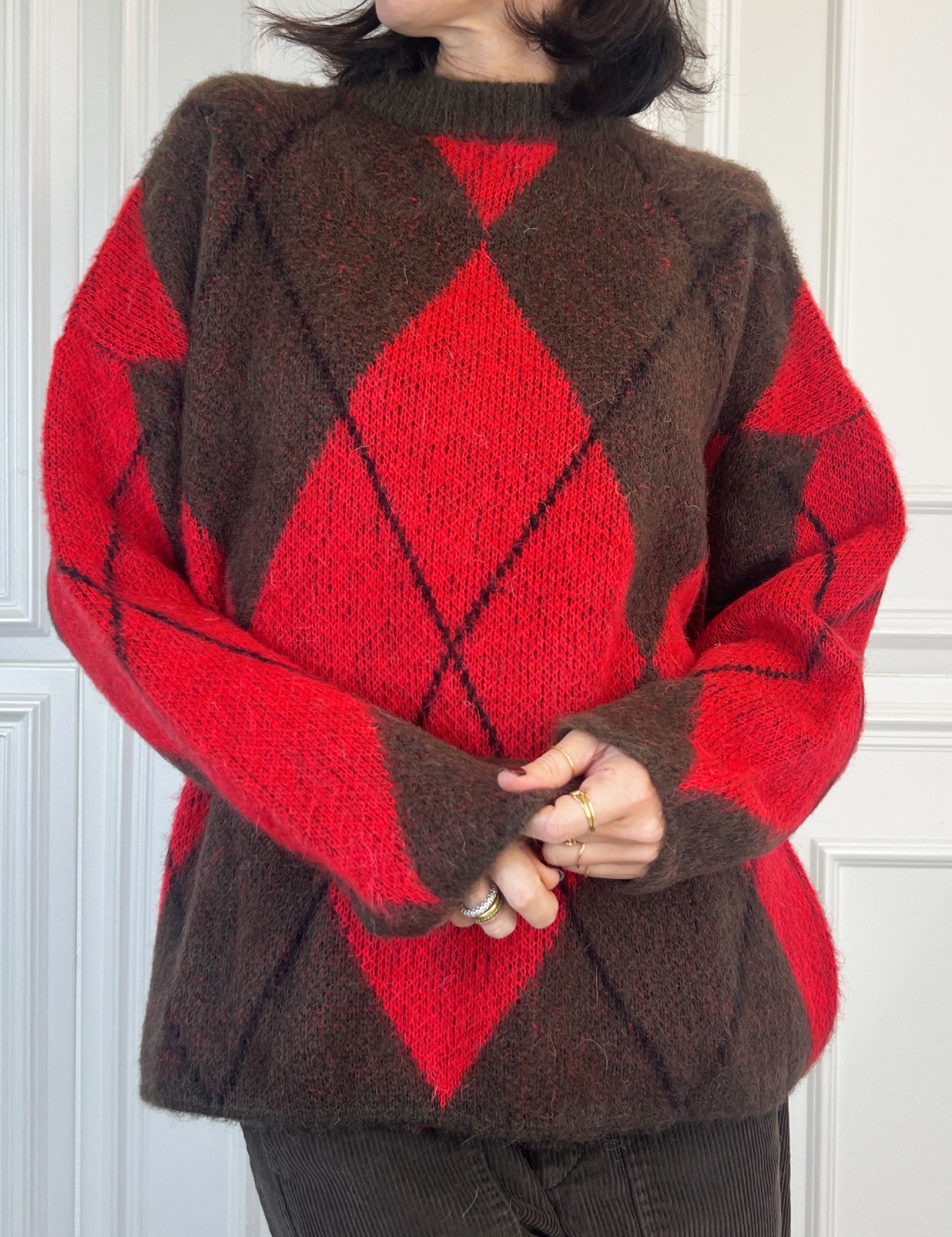 55190F, foto indossata di maglione a rombi rosso e marrone, maglione rombi ViCOLO