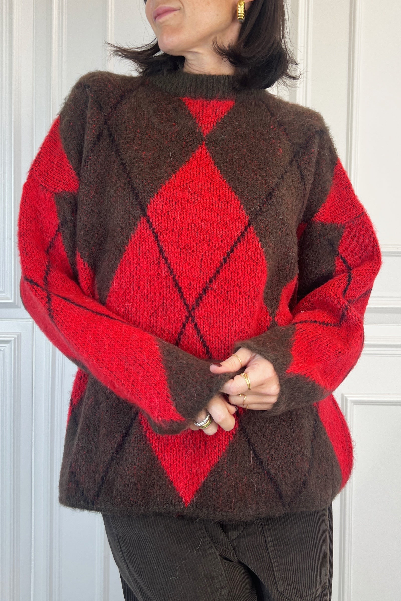 55190F, foto indossata di maglione a rombi rosso e marrone, maglione rombi ViCOLO