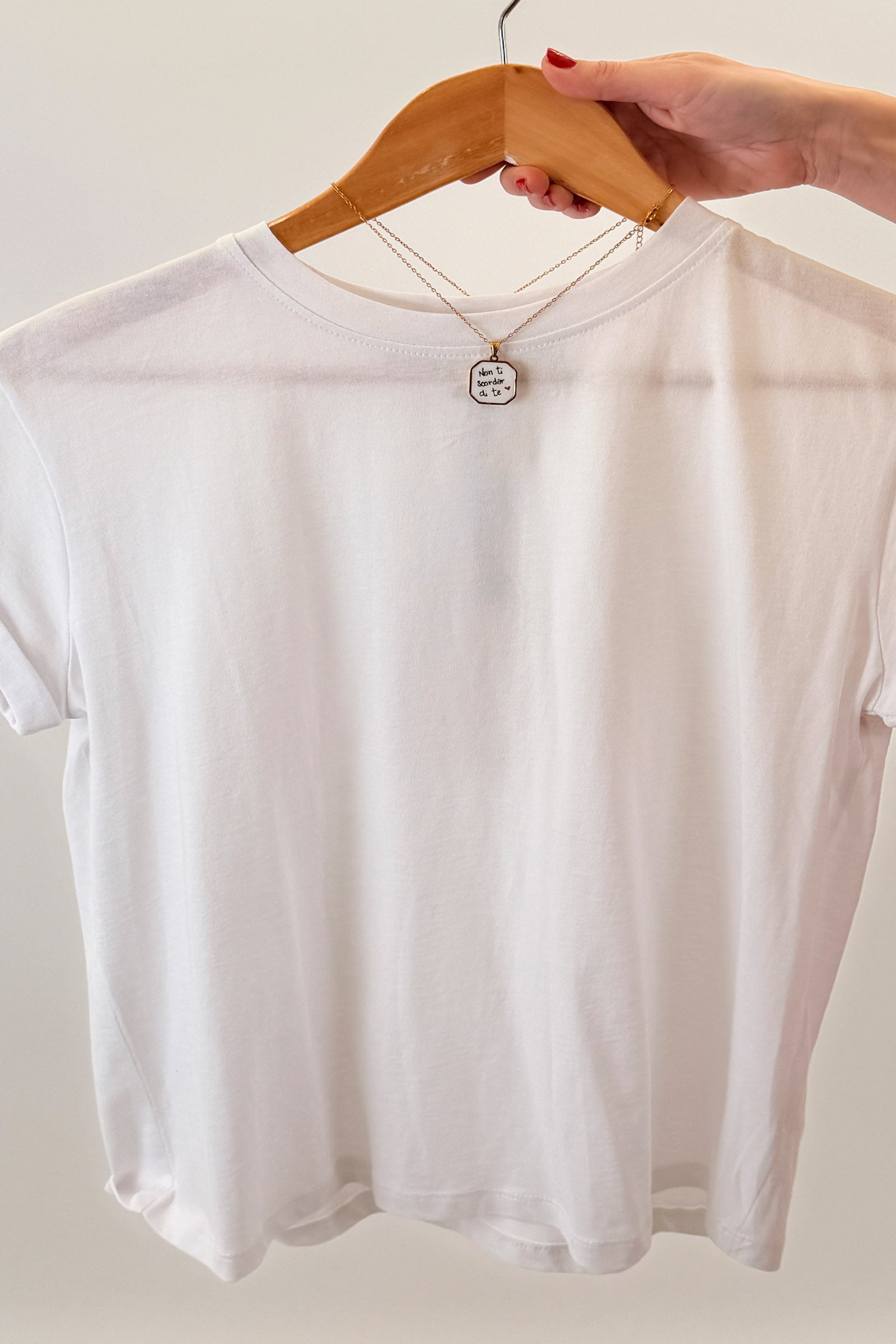T-shirt con collanina