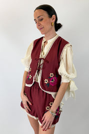 Gilet con fiori ricamati