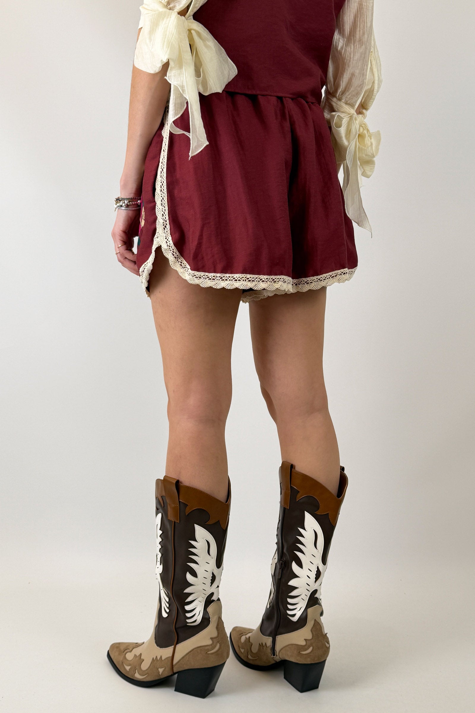 Shorts con fiori ricamati