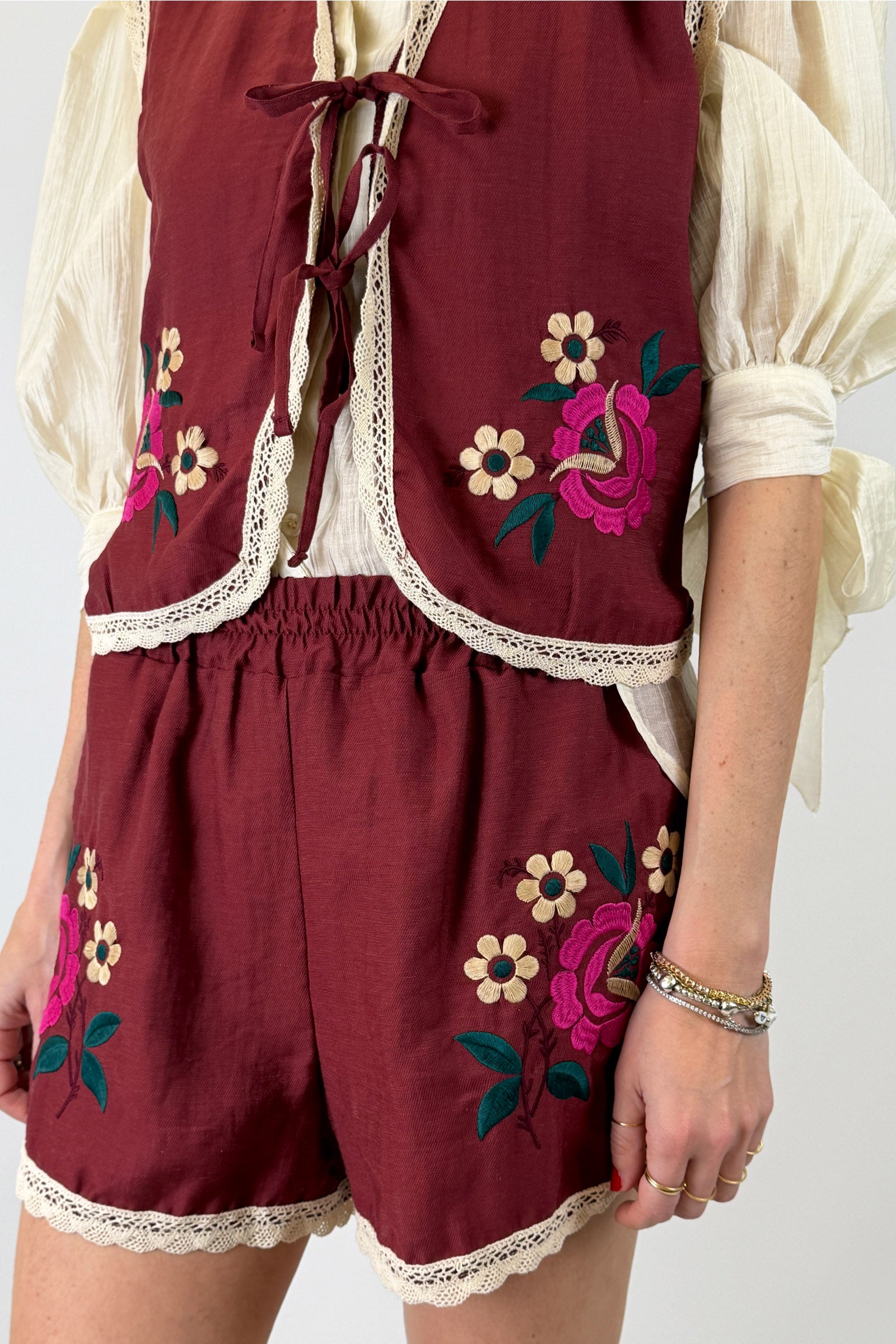 Shorts con fiori ricamati