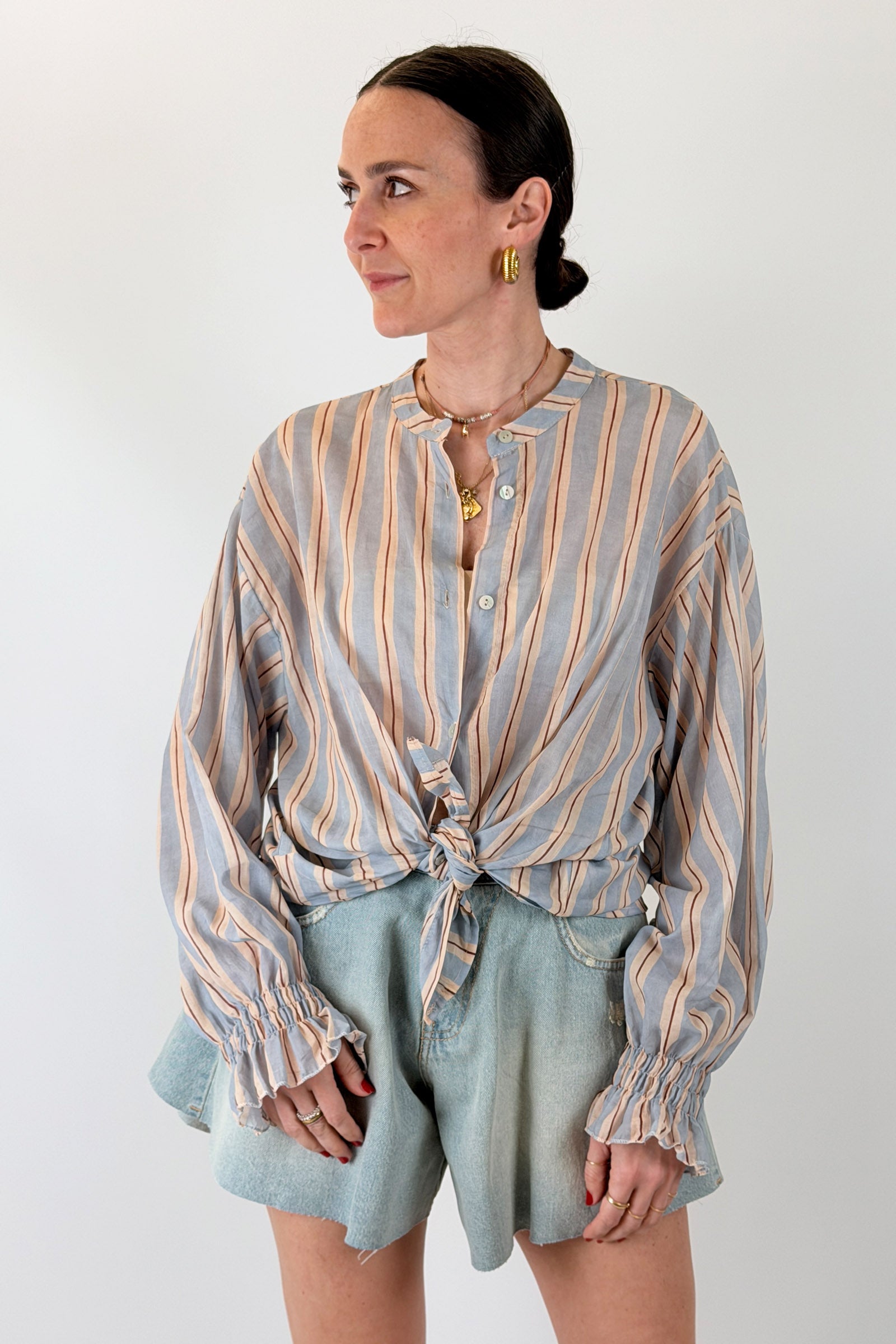 camicia a righe con nodo